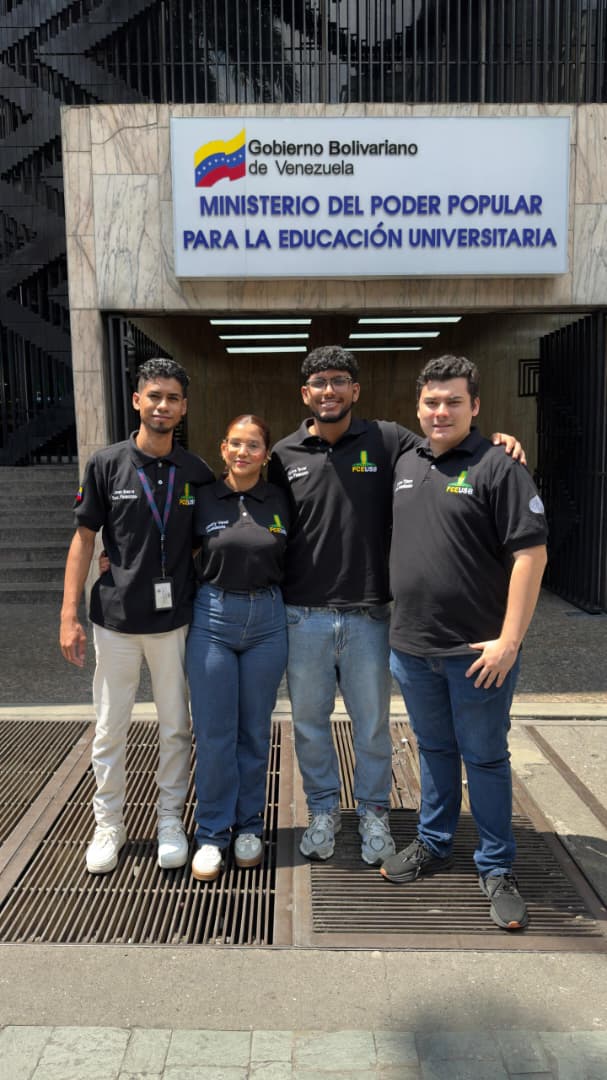 Donación de uniformes para la Junta Directiva de la Federación de Centros de Estudiantes (FCEUSB)