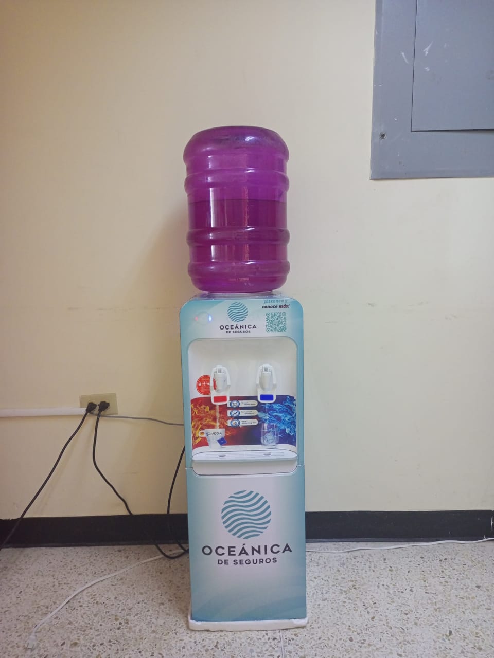 Donación de un enfriador de agua para la División de Ciencias y Tecnologías Administrativas e Industriales